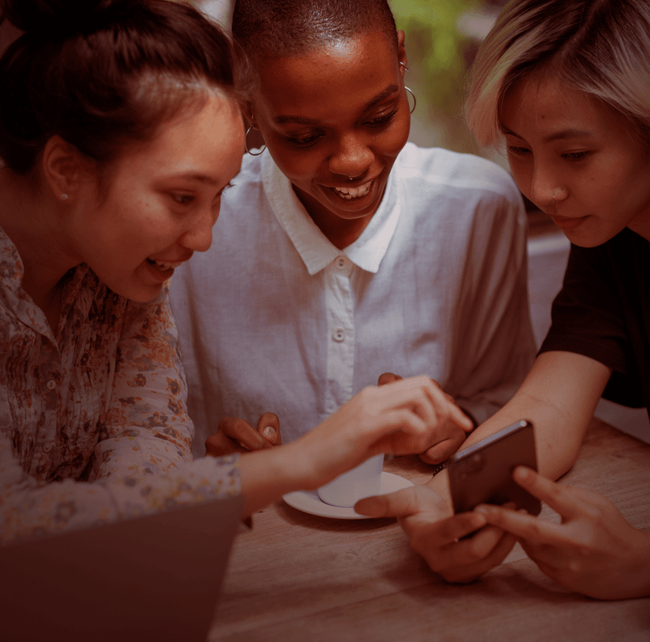 Woman showing something on the phone to her cooworkers_image