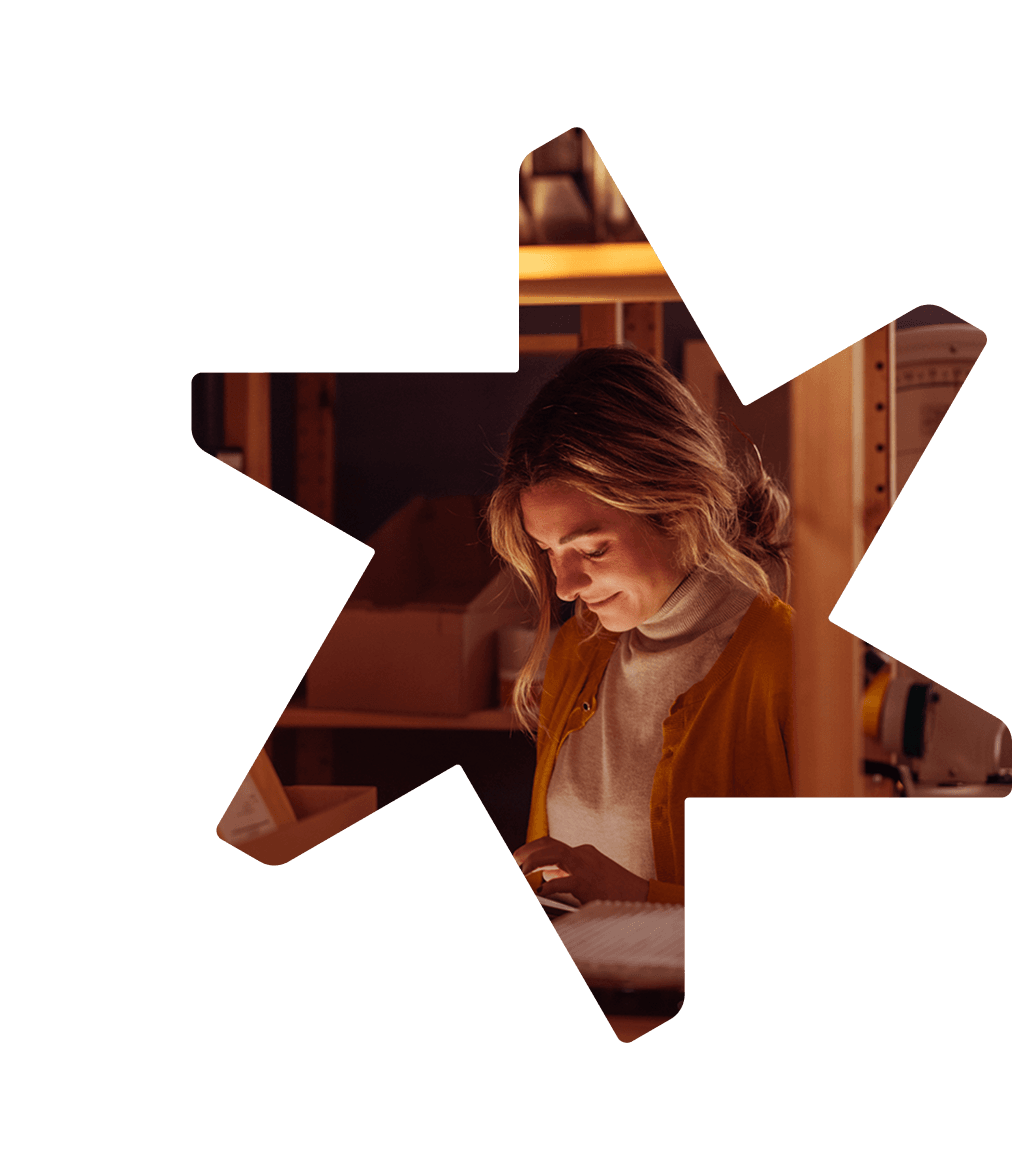 Tandemite banner: female making use of her smartphone for work