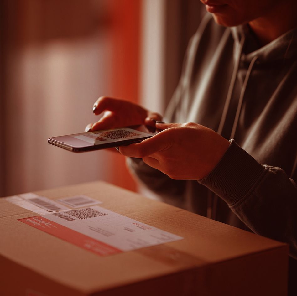 Scanning QR code on product packaging_image