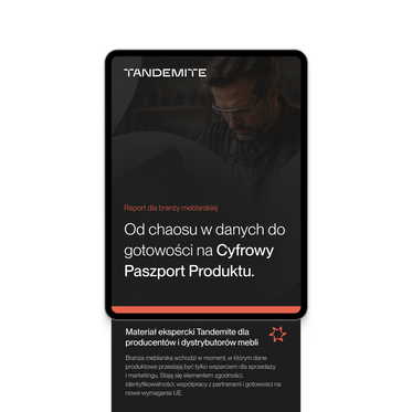 Tablet z okładką raportu Tandemite dla branży meblarskiej na temat przygotowania danych do Cyfrowego Paszportu Produktu