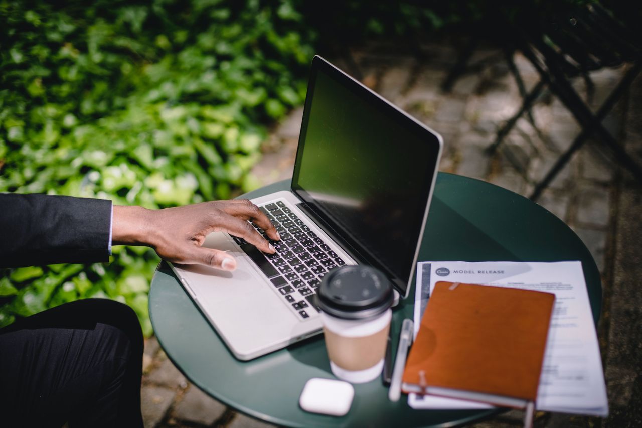 B2B Digitalization: why should you move sales online? - blog post banner